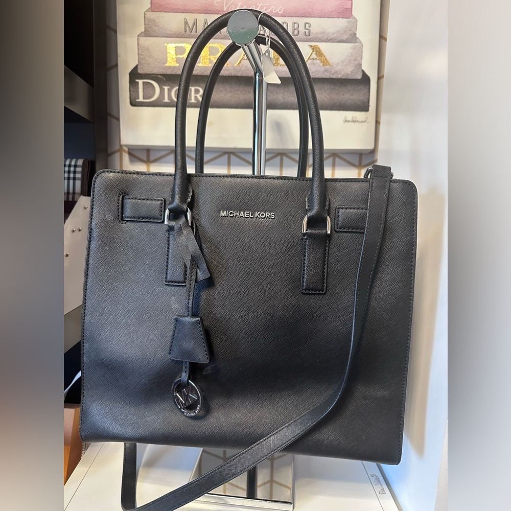 EUC Michael Kors Black Saffiano Leather Tote. This one is for all boss ladies